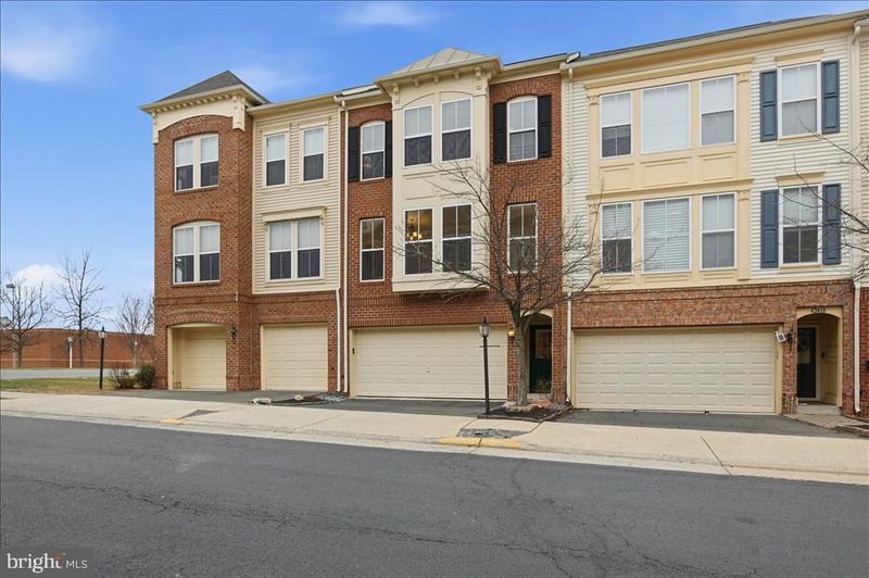 42466 Regal Wood Dr, Ashburn, VA 20148