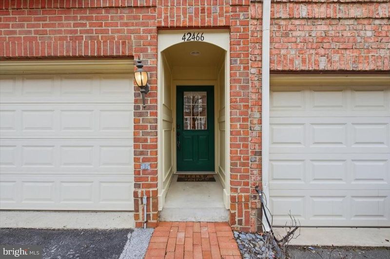 42466 Regal Wood Dr, Ashburn, VA 20148