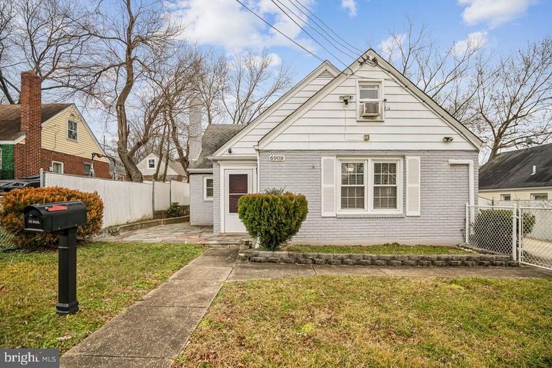 6909 Standish Dr, Hyattsville, MD 20784