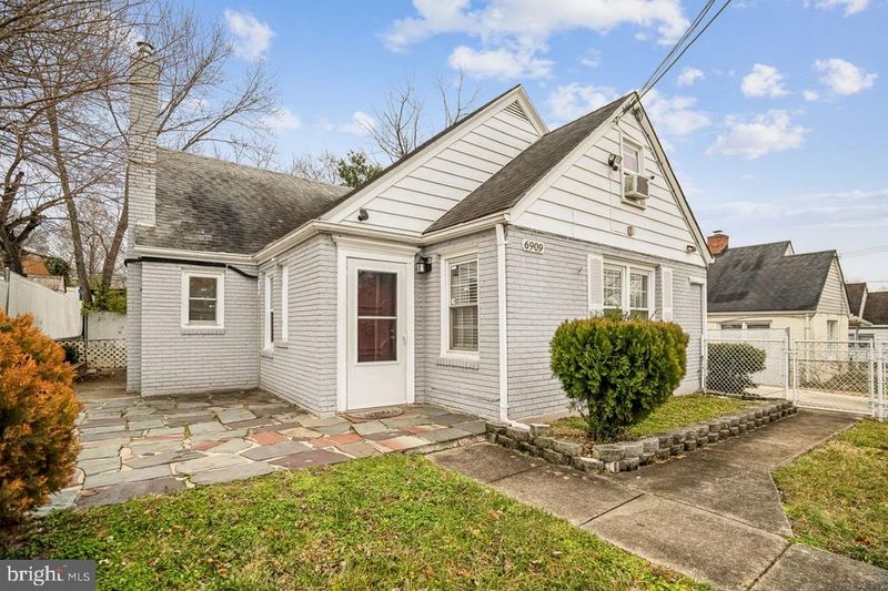 6909 Standish Dr, Hyattsville, MD 20784