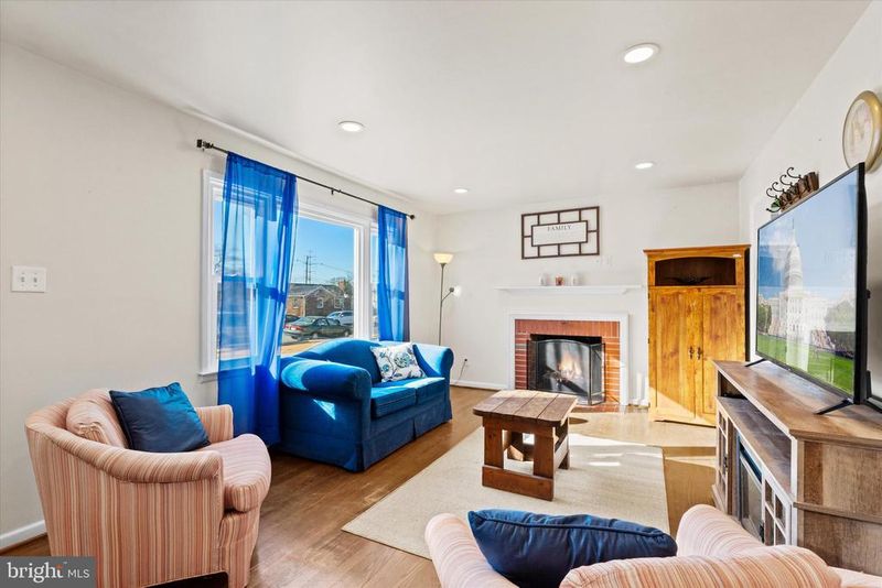 809 Shawnee Dr, Frederick, MD 21701