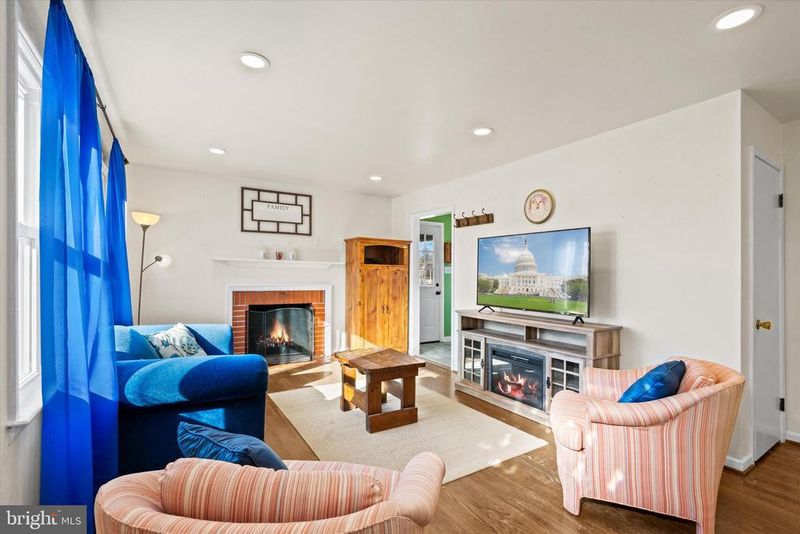 809 Shawnee Dr, Frederick, MD 21701