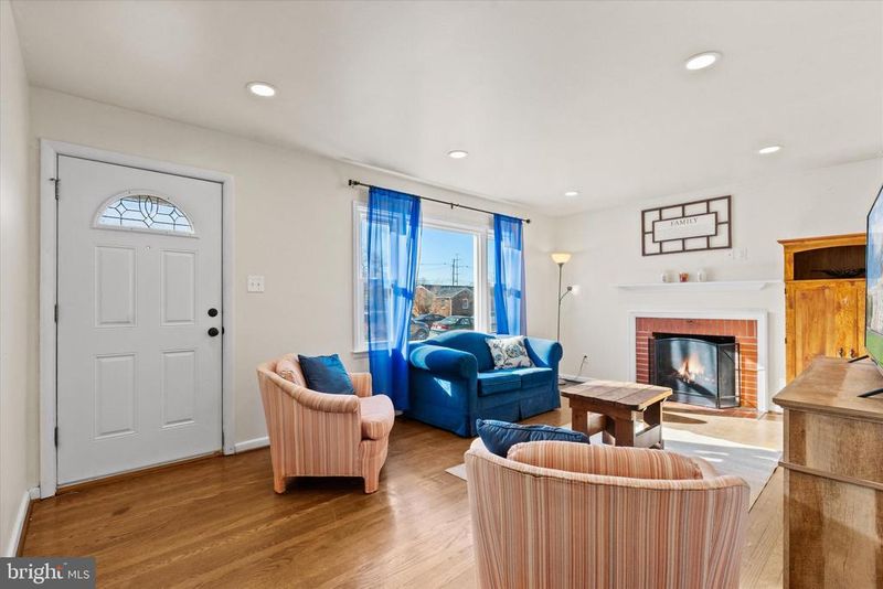 809 Shawnee Dr, Frederick, MD 21701