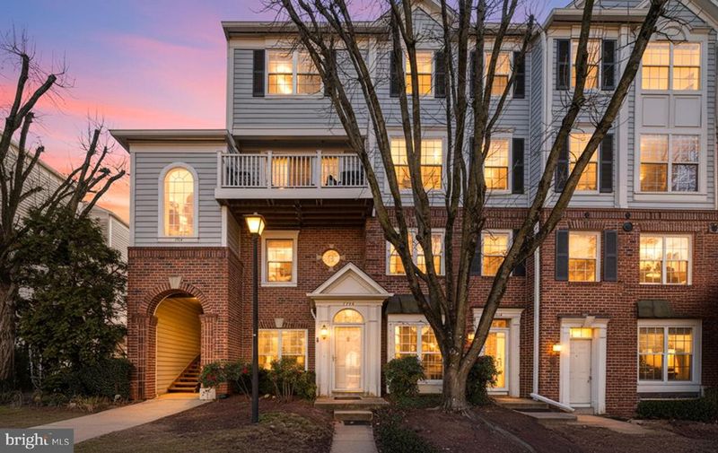 1716 Kingsgate Ct, Alexandria, VA 22302