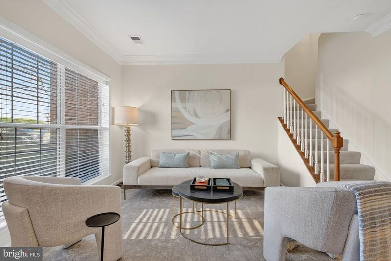 1716 Kingsgate Ct, Alexandria, VA 22302