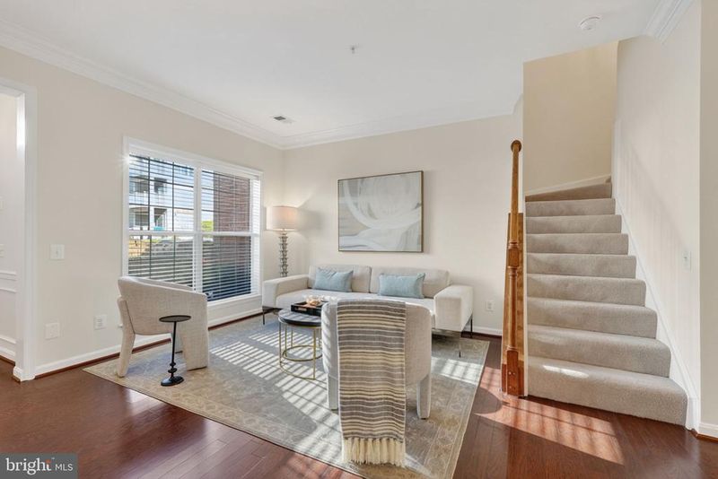 1716 Kingsgate Ct, Alexandria, VA 22302