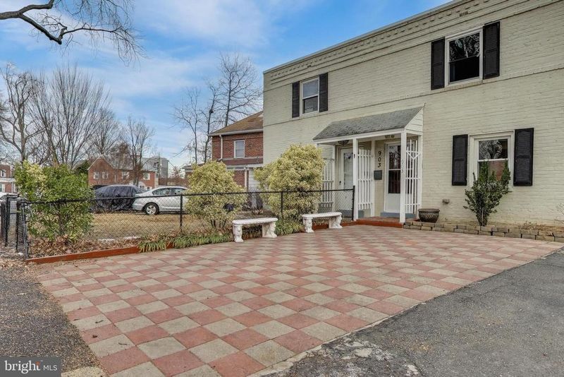 903 S Irving St, Arlington, VA 22204