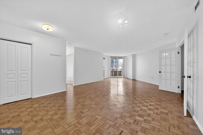 7111 Woodmont Ave #309, Bethesda, MD 20815