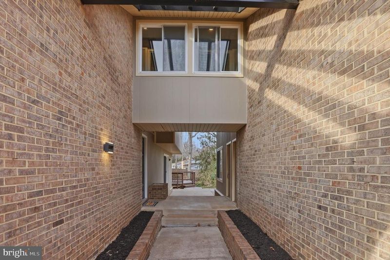 10512 Arrowood St, Fairfax, VA 22032
