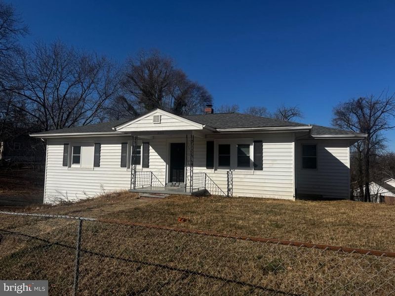 18312 Chestnut Dr, Triangle, VA 22172
