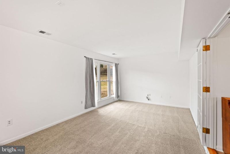 12807 Scranton Ct, Herndon, VA 20170