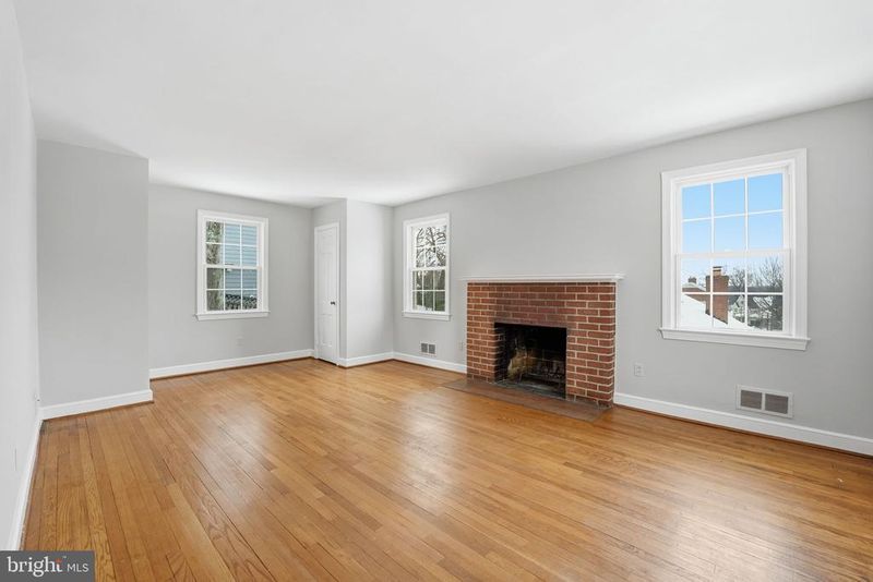 2127 Patrick Henry Dr, Arlington, VA 22205