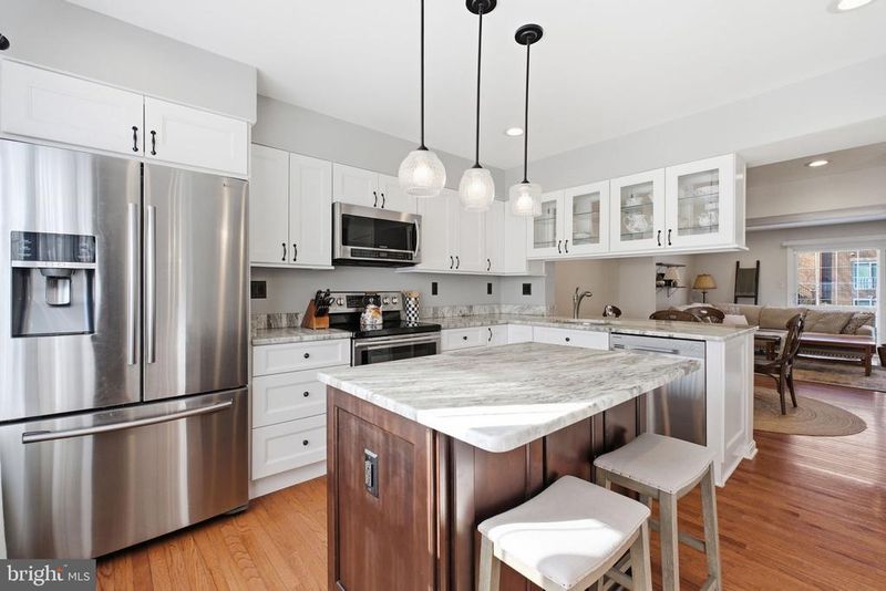 5206 Leeward Ln, Alexandria, VA 22315