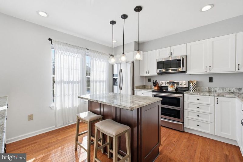 5206 Leeward Ln, Alexandria, VA 22315