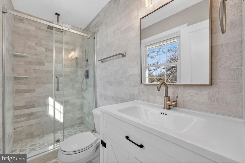 8612 Cottage St, Vienna, VA 22180