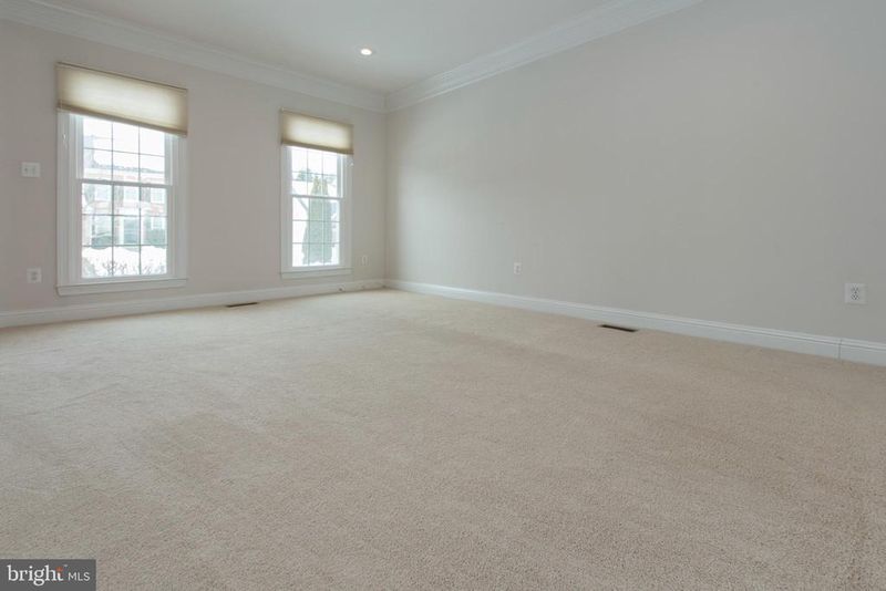 10817 Maplecrest Ln, Potomac, MD 20854
