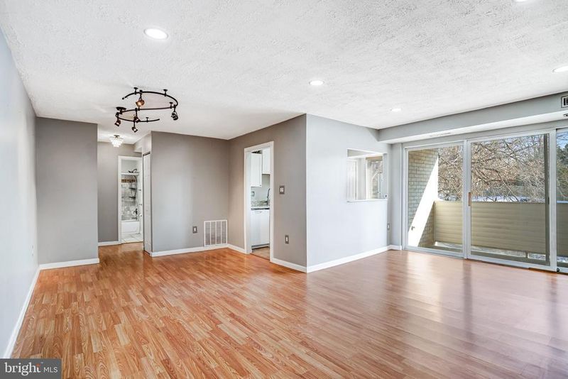 5612 Bloomfield Dr #204, Alexandria, VA 22312