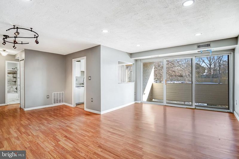 5612 Bloomfield Dr #204, Alexandria, VA 22312
