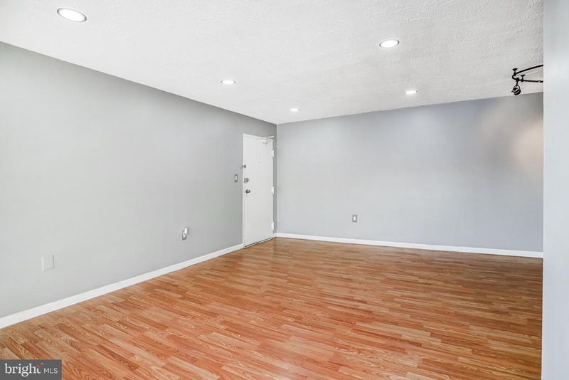 5612 Bloomfield Dr #204, Alexandria, VA 22312