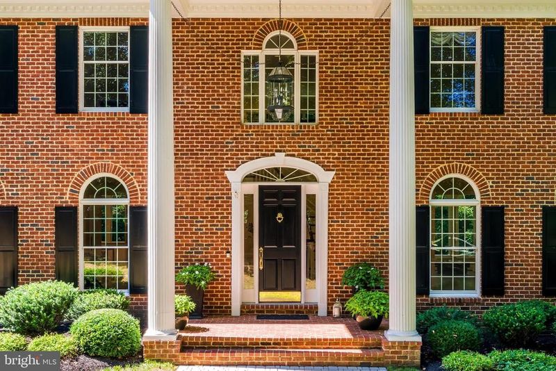 10109 High Hill Ct, Great Falls, VA 22066
