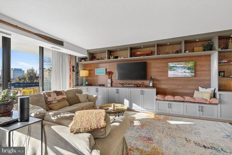 1016 S Wayne St #302, Arlington, VA 22204