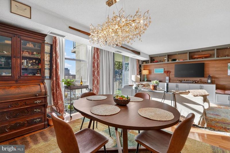 1016 S Wayne St #302, Arlington, VA 22204