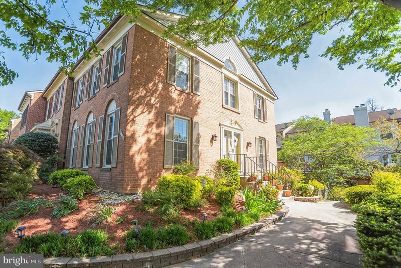 6156 Wellington Commons Dr, Alexandria, VA 22310