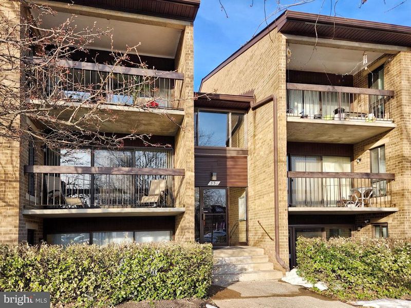 551 Florida Ave #202, Herndon, VA 20170