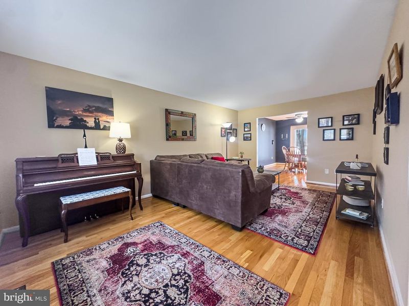 2158 Golf Course Dr, Reston, VA 20191
