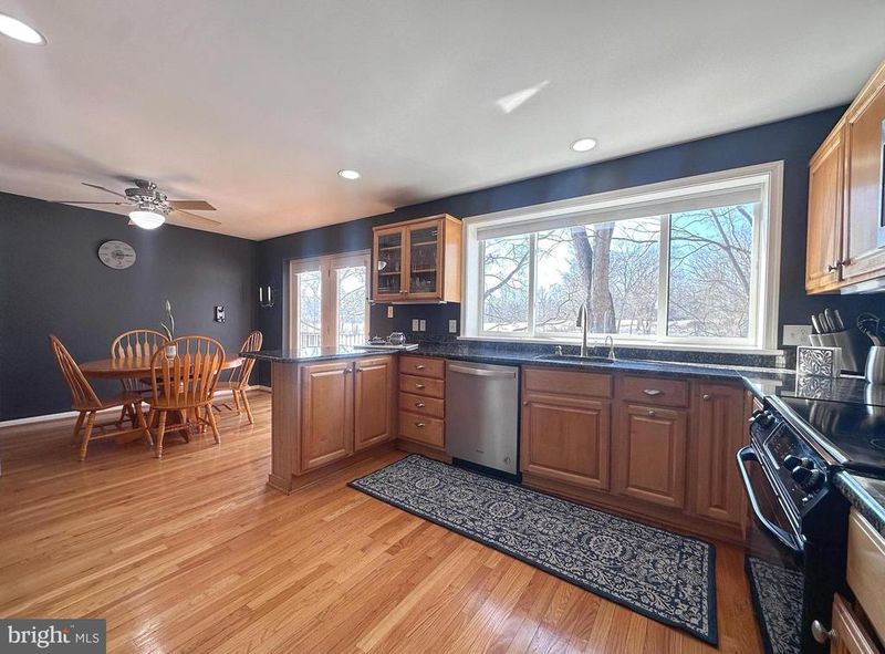 2158 Golf Course Dr, Reston, VA 20191