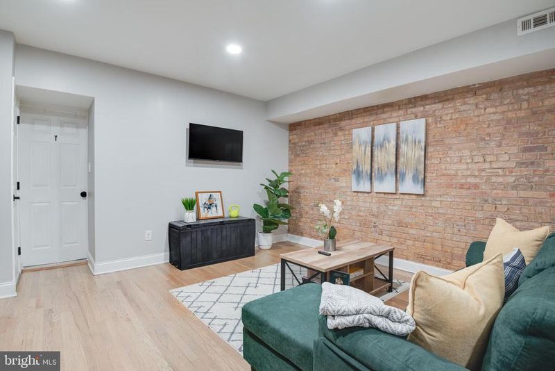 1255 Raum St NE #1, Washington, DC 20002
