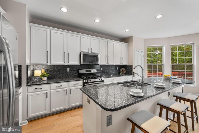 6735 Applemint Ln, Alexandria, VA 22310