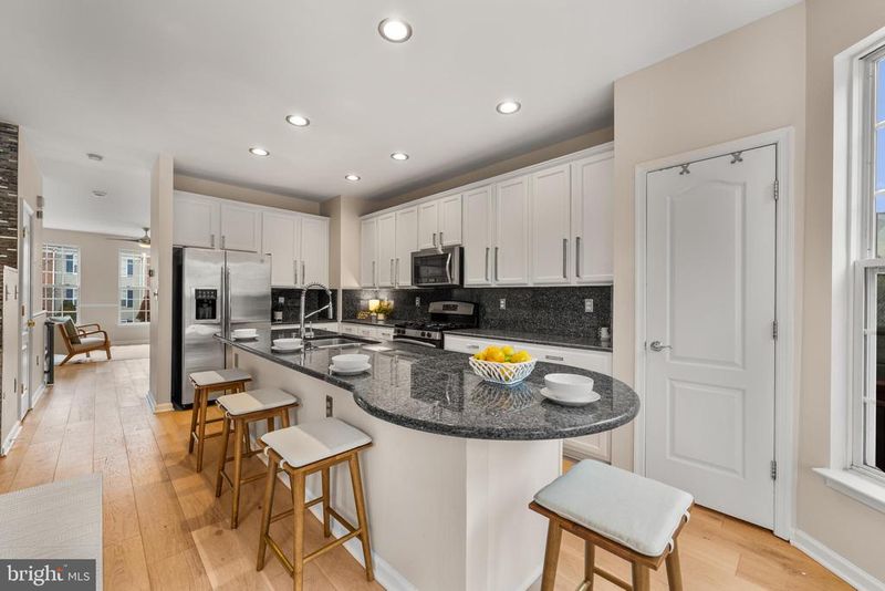6735 Applemint Ln, Alexandria, VA 22310