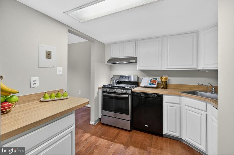1526 Northgate Sq #11, Reston, VA 20190