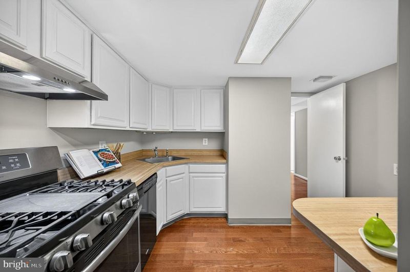 1526 Northgate Sq #11, Reston, VA 20190