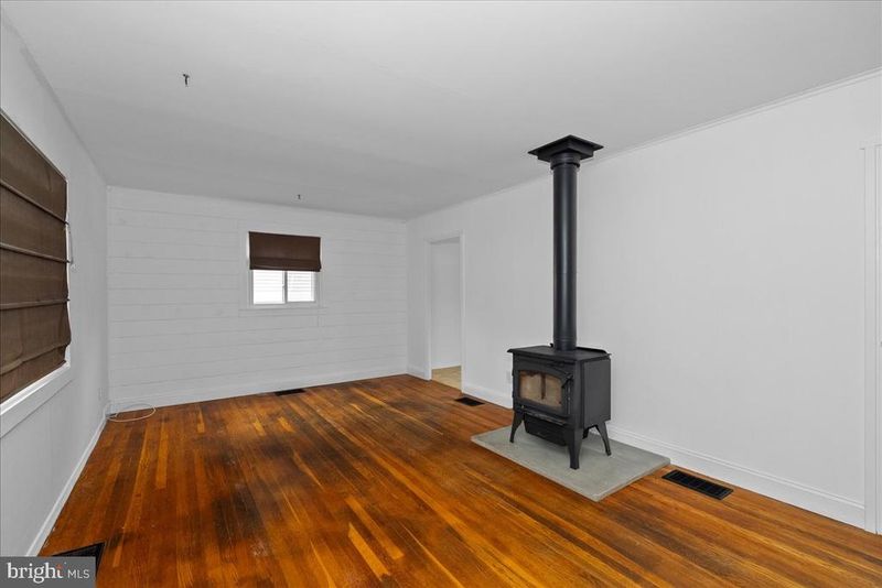 6451 Maplewood Dr, Falls Church, VA 22041
