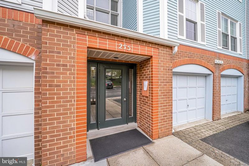 255 S Pickett St #302, Alexandria, VA 22304