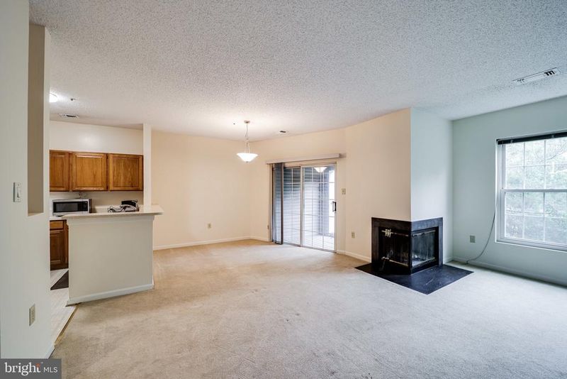 255 S Pickett St #302, Alexandria, VA 22304