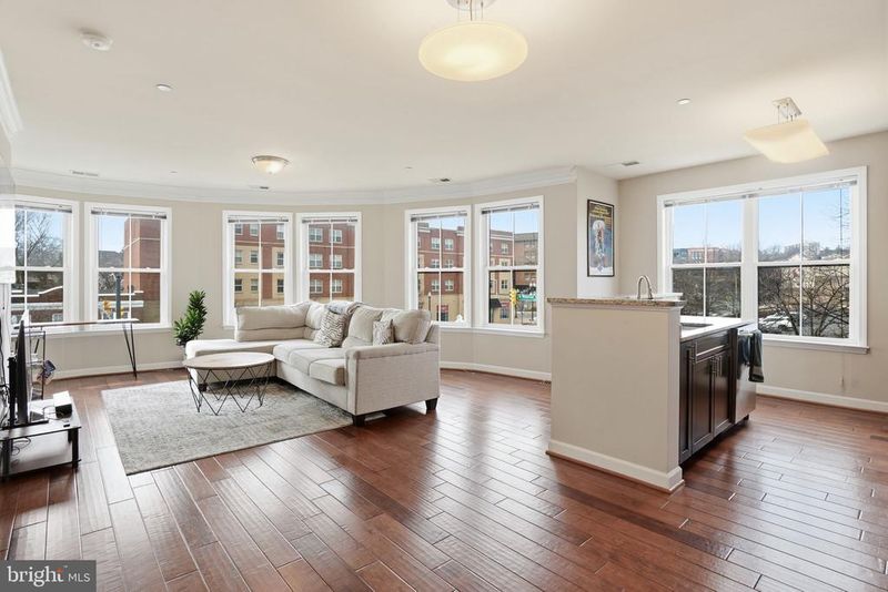 2101 N Monroe St #201, Arlington, VA 22207