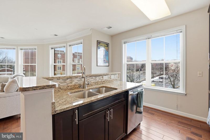 2101 N Monroe St #201, Arlington, VA 22207
