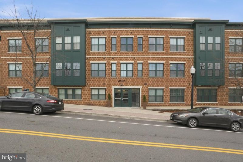 2101 N Monroe St #201, Arlington, VA 22207