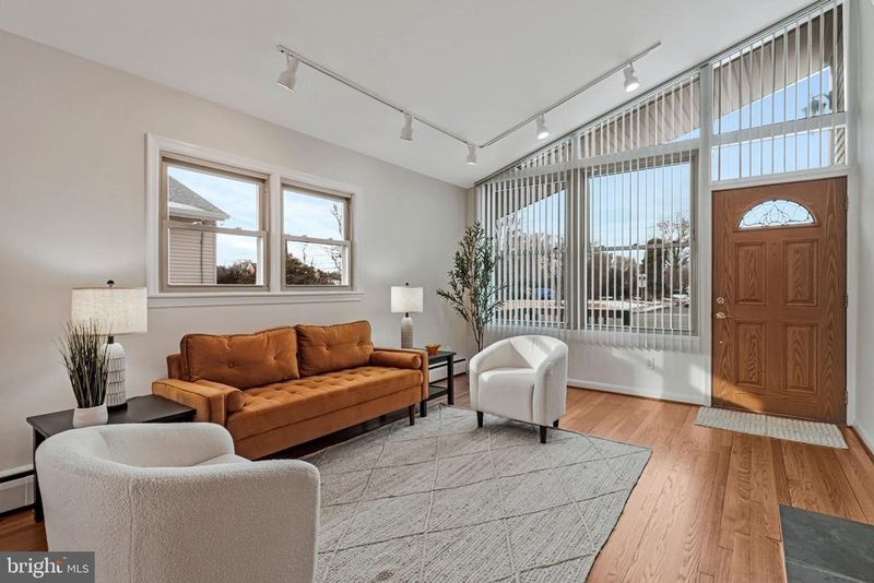 6323 Hillcrest Pl, Alexandria, VA 22312