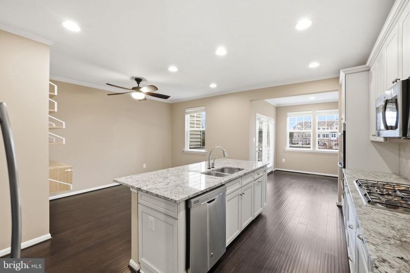 43593 Mirror Ter, Ashburn, VA 20147