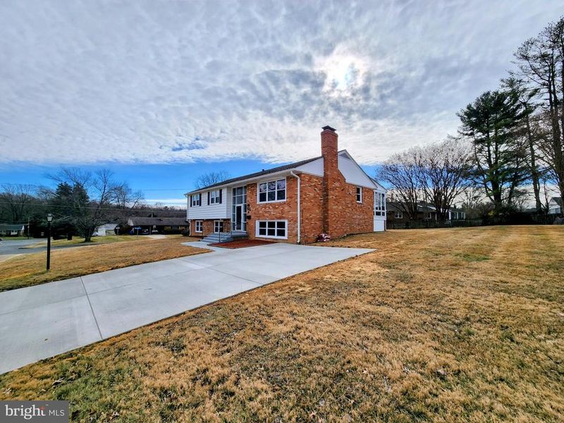 10705 Ames St, Fairfax, VA 22032