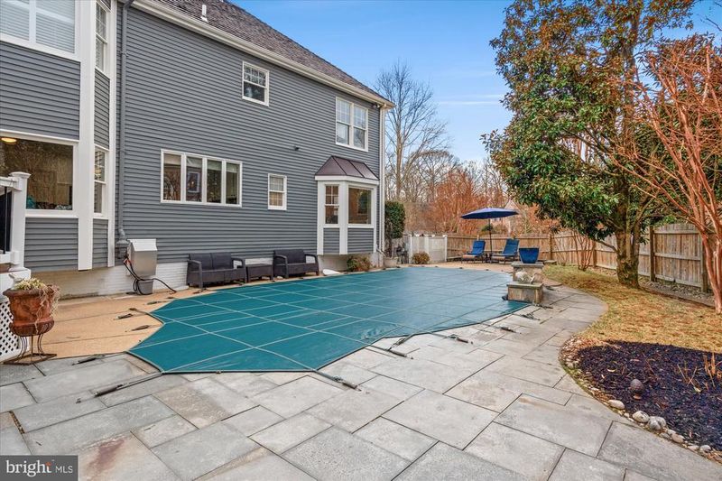 8812 Surrey Ct, Alexandria, VA 22309