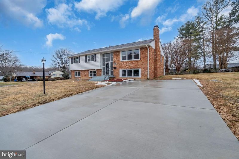10705 Ames St, Fairfax, VA 22032