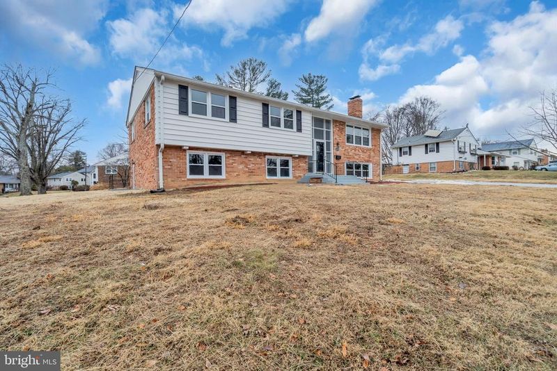 10705 Ames St, Fairfax, VA 22032