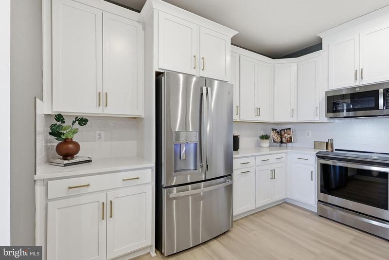 17644 Hawkins Ln, Dumfries, VA 22026