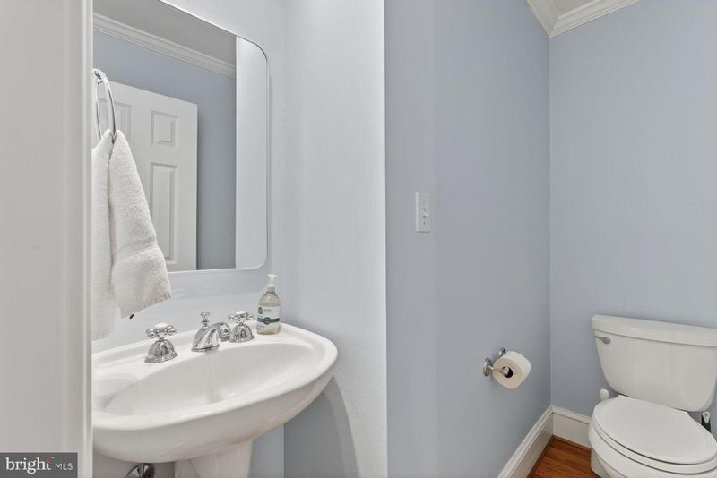 3830 Roberts Ln, Arlington, VA 22207