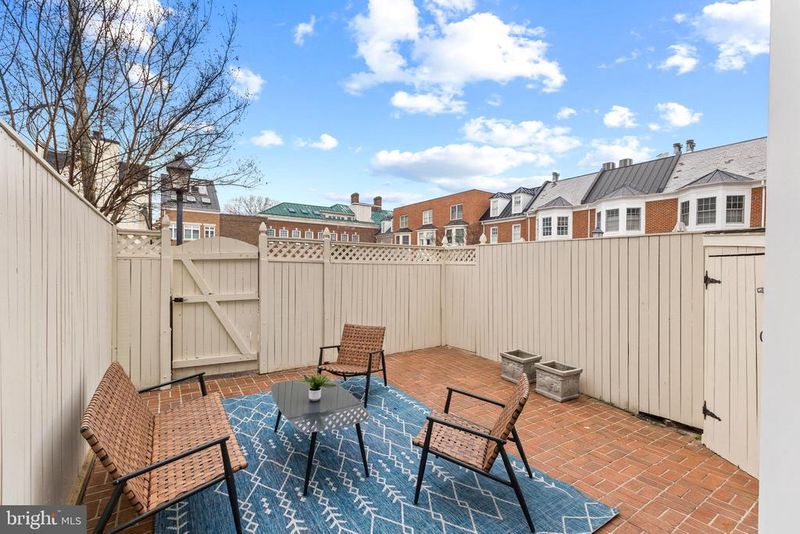 116 N Columbus St, Alexandria, VA 22314